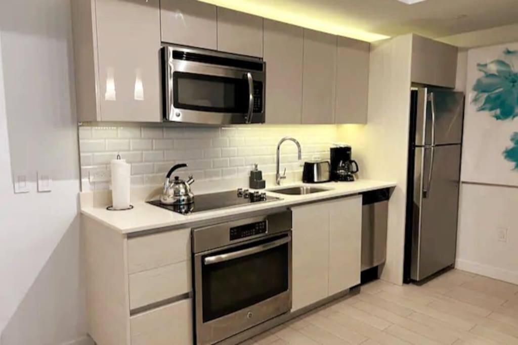 Beachfront In Miami With Stunning Views 1a Apartment *
