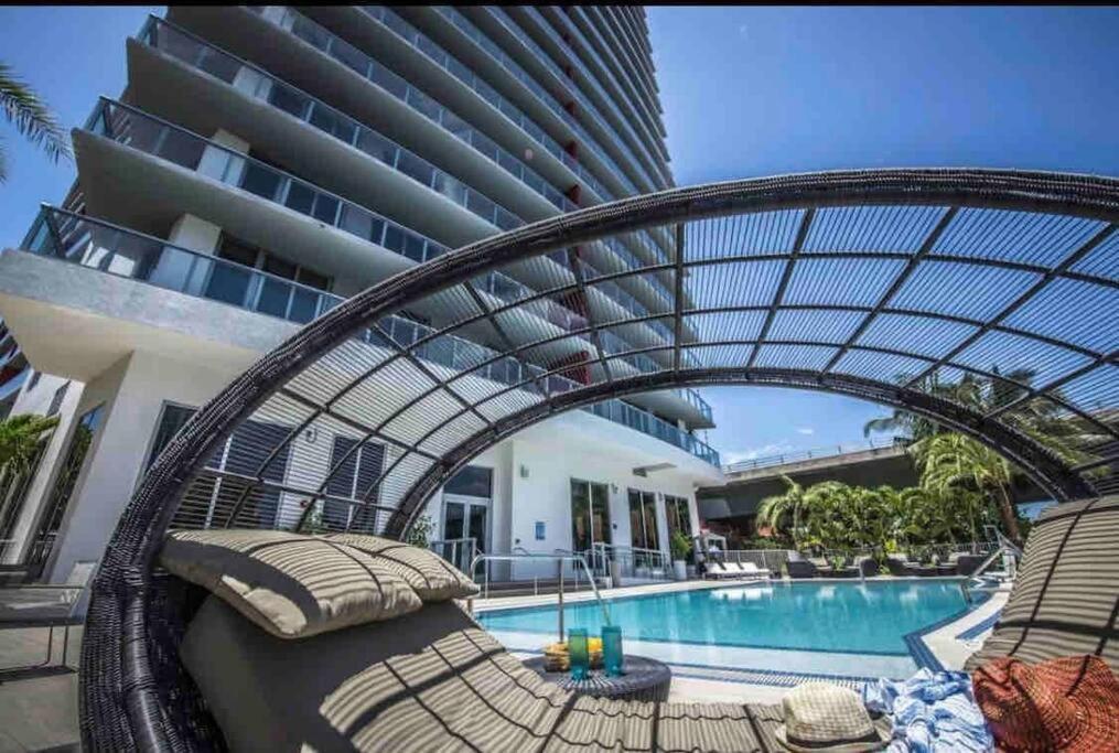 Apartment Beachfront In Miami With Stunning Views 1a