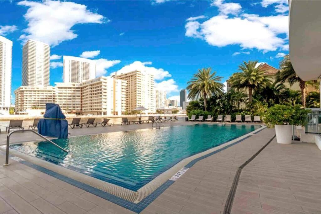 Beachfront In Miami With Stunning Views 1a Apartment
